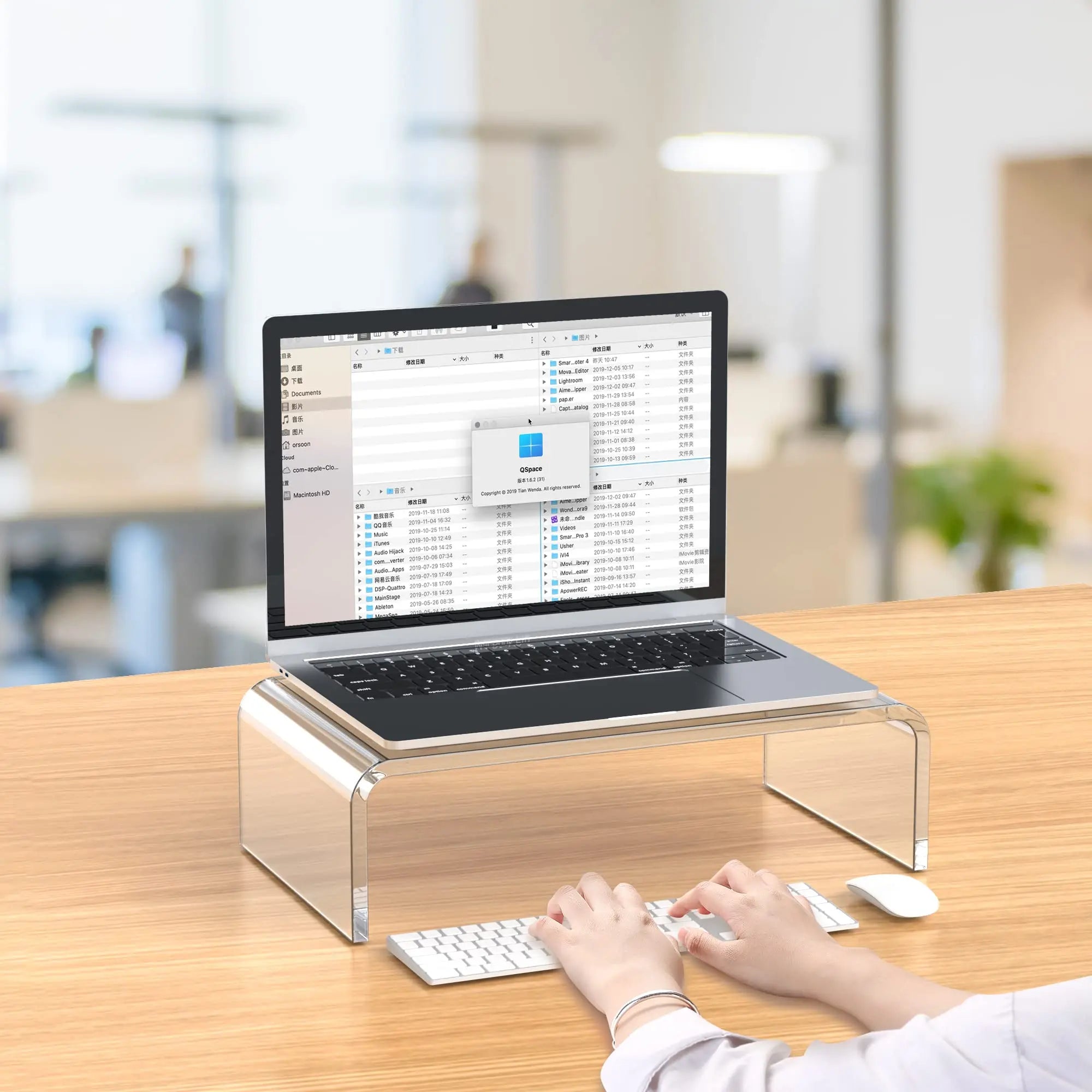 Support Laptop en Acrylique Transparent – Design Épuré & Ergonomique